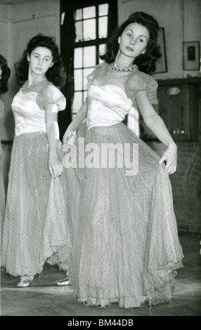 JEAN SIMMONS - UK Filmschauspielerin (rechts) an der Aida Foster Dance School im Jahre 1943 Stockfoto