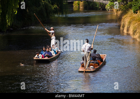 Bootfahren auf dem Avon River, Christchurch, Canterbury, Südinsel, Neuseeland Stockfoto