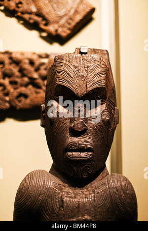 Maori geschnitzte Skulpturen in Canterbury Museum. Christchurch, Canterbury, Südinsel, Neuseeland Stockfoto