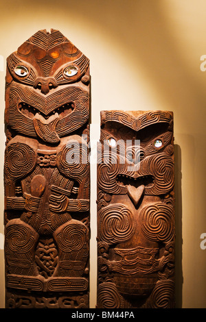 Maori Pou (geschnitzten Paneelen) in Canterbury Museum. Christchurch, Canterbury, Südinsel, Neuseeland Stockfoto