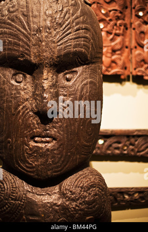 Maori geschnitzte Skulpturen in Canterbury Museum. Christchurch, Canterbury, Südinsel, Neuseeland Stockfoto