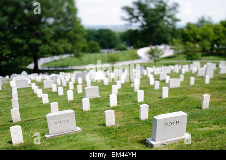 ARLINGTON, Virginia, USA – Reihen von Grabsteinen aus weißem Marmor erstrecken sich über das Gelände des Arlington National Cemetery und schaffen eine feierliche und optisch eindrucksvolle Landschaft. Diese Uniform-Grabsteine markieren die letzten Ruhestätten amerikanischer Soldaten und Frauen sowie namhafter Zivilisten. Der akribisch gepflegte Friedhof dient als mächtige Hommage an diejenigen, die den Vereinigten Staaten gedient haben, und bietet einen Ort der Erinnerung und Reflexion über die Opfer, die für die Nation gebracht wurden. Stockfoto