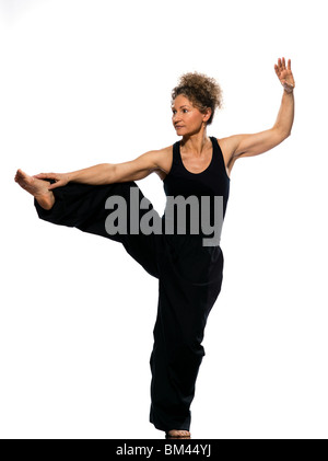 Reife Frau Taiji Tai Chi Chuan im Studio auf weißem Hintergrund isoliert Stockfoto