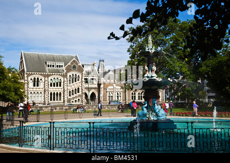 Botanischen Garten Brunnen mit dem Arts Centre im Hintergrund. Christchurch, Canterbury, Südinsel, Neuseeland Stockfoto