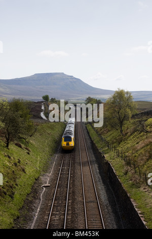 Ein Zug nähert Blea Moor Anschlussgleise Settle und Carlisle Railway, mit Ingleborough in der Ferne Stockfoto