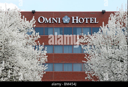 Das Omni Hotel im zeitigen Frühjahr auf die Innenstadt-Mall in Charlottesville, VA. Stockfoto