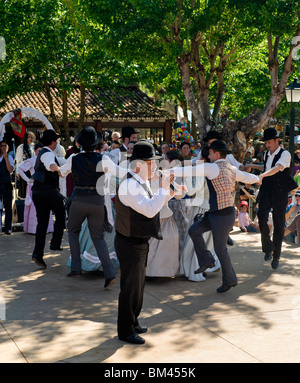 Portugal, Algarve, eine Algarve-Folk-Sängerin In traditioneller Tracht auf dem Alte Festival Stockfoto