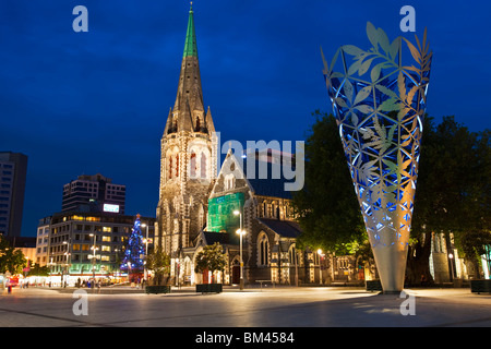 Christ Church Cathedral und "Kelch" Skulptur auf dem Cathedral Square. Christchurch, Canterbury, Südinsel, Neuseeland Stockfoto