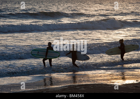 Surfer in New Brighton Beach bei Sonnenaufgang. Christchurch, Canterbury, Südinsel, Neuseeland Stockfoto