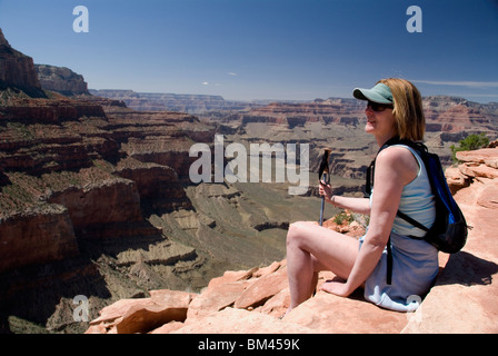 Weibliche Wanderer am Cedar Ridge auf dem South Kaibab Trail South Rim Grand Canyon National Park Arizona USA Kimberly Paumier Herr Stockfoto