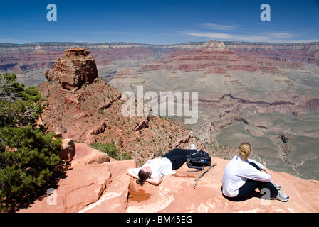 Zwei Wanderer ruht am Cedar Ridge auf der South Kaibab Trail South rim Nationalpark Grand Canyon Arizona USA Stockfoto