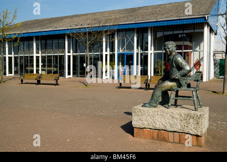 Statue von Dylan Thomas vom Bildhauer John Doubleday, Swansea Maritime Quarter, Swansea, South Wales, Großbritannien. Stockfoto