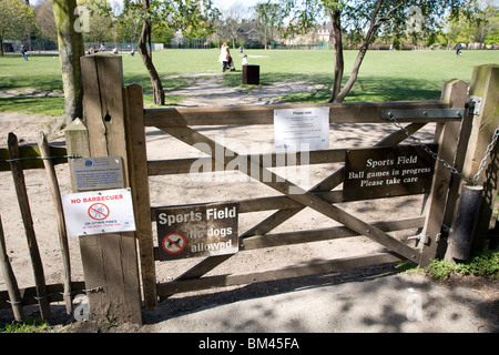 Keine Hunde und andere Verbote in Holland Park, London Stockfoto