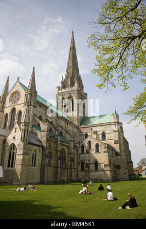 Menschen mit einem Mittags-Picknick auf der Wiese vor dem 11. Jahrhundert Kathedrale von Chichester, West Sussex, England. Stockfoto