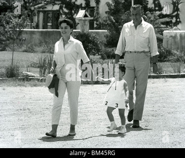 JEAN SIMMONS - UK Filmschauspielerin und Ehemann Stewart Granger über 1956 an ihren Tuscon, Arizona, ranch nach Hause mit Tochter Tracey Stockfoto