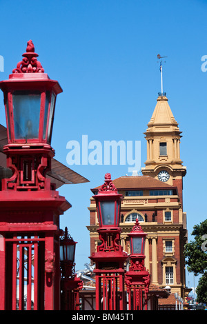 Blick entlang der Uferpromenade, dem historischen Ferry Building am Quay Street. Auckland, Nordinsel, Neuseeland Stockfoto