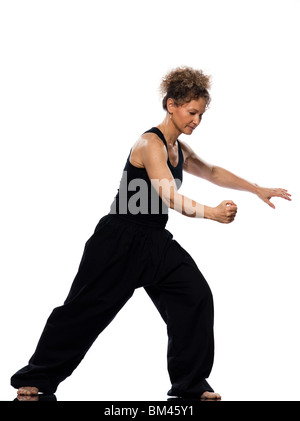 Reife Frau Taiji Tai Chi Chuan im Studio auf weißem Hintergrund isoliert Stockfoto