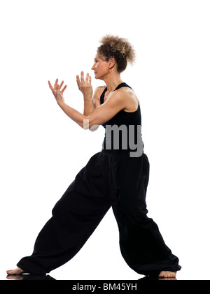 Reife Frau Taiji Tai Chi Chuan im Studio auf weißem Hintergrund isoliert Stockfoto