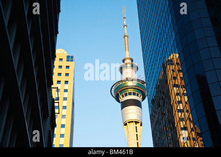 Blick durch Hochhäuser der Stadt auf dem Sky Tower. Auckland, Nordinsel, Neuseeland Stockfoto