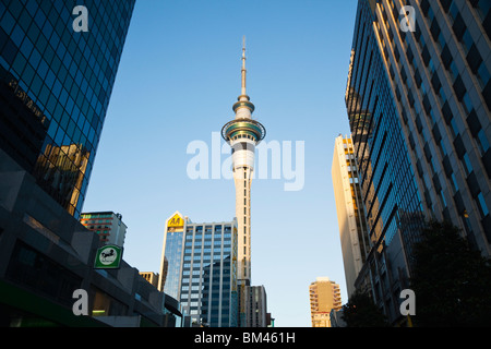 Blick durch Hochhäuser der Stadt auf dem Sky Tower. Auckland, Nordinsel, Neuseeland Stockfoto