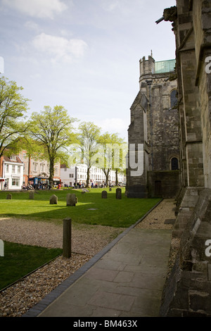 Die Nordseite der Chichester Kathedrale aus dem 11. Jahrhundert mit den Geschäften der West Street in der Ferne, West Sussex, England Stockfoto