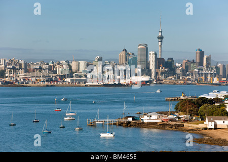 Blick vom North Head auf die Skyline von Hafen und Stadt. Devonport, Auckland, Nordinsel, Neuseeland Stockfoto