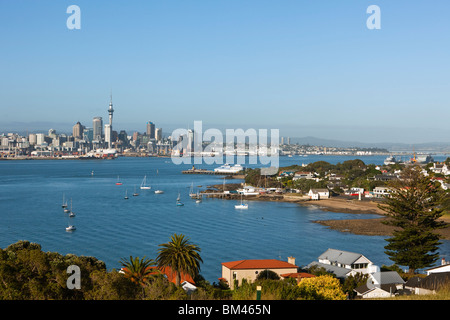 Blick vom North Head auf die Skyline von Hafen und Stadt. Devonport, Auckland, Nordinsel, Neuseeland Stockfoto