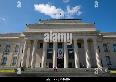 Besucher auf den Stufen des Auckland War Memorial Museum, in der Auckland Domain. Auckland, Nordinsel, Neuseeland Stockfoto