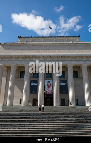 Besucher auf den Stufen des Auckland War Memorial Museum, in der Auckland Domain. Auckland, Nordinsel, Neuseeland Stockfoto