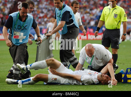 Jan Koller von der Tschechischen Republik bekommt medizinische Behandlung nach Verletzungen während einer WM 2006-match gegen die USA. Stockfoto