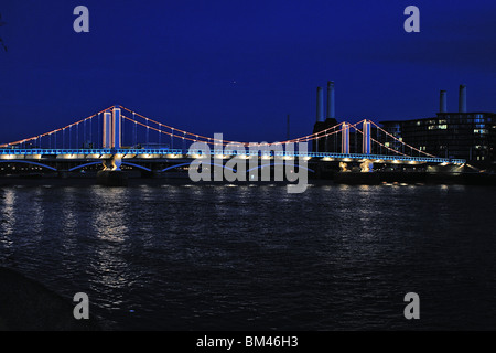 Chelsea Bridge beleuchtet, Battersea, London, UK Stockfoto