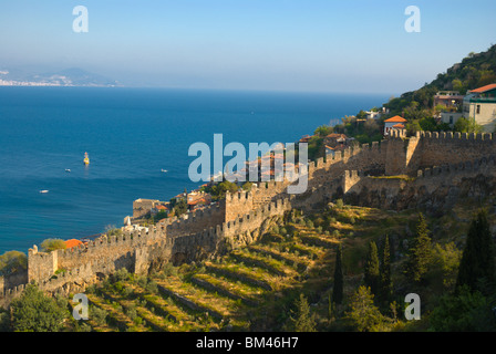 Kale die Burgmauern und andere Strukturen auf Hügeln Alanya Mediterranian Küste Anatolien Türkei Asien Stockfoto