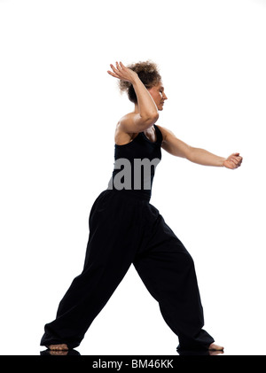 Reife Frau Taiji Tai Chi Chuan im Studio auf weißem Hintergrund isoliert Stockfoto