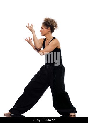 Reife Frau Taiji Tai Chi Chuan im Studio auf weißem Hintergrund isoliert Stockfoto