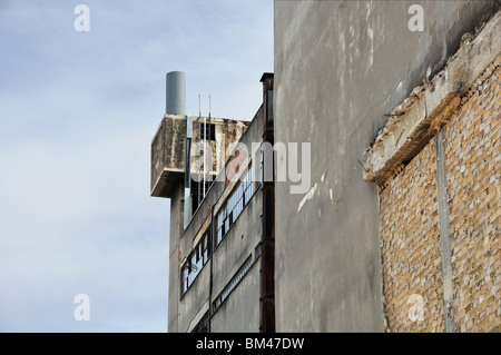 Verlassene Fabrik Exterieur und bröckelnden Mauer. Industriegebäude. Stockfoto