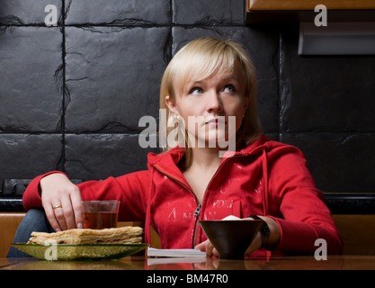 schönes nachdenkliches Mädchen sitzt in einem Café nach der Tasse Tee Stockfoto