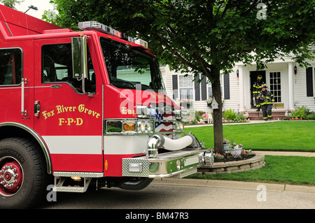 Close-up Seitenansicht des Feuerwehrauto während s Anrufs. Beachten Sie die amerikanische Flagge Detail in Lkw-Kühlergrill. Stockfoto