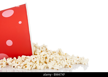 Detail der Popcorn in einem Eimer über einen weißen Hintergrund Stockfoto