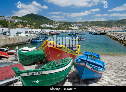 Portugal; Die Estremadura; Sesimbra Hafen mit bemalten Fischerboote Stockfoto