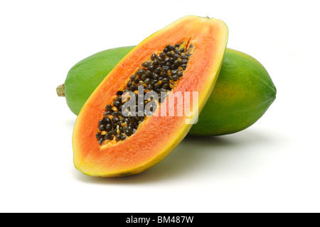 Die Hälfte geschnitten und ganze Papaya-Früchte auf weißem Hintergrund Stockfoto