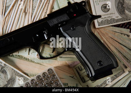 Dollarnoten und Pistole, schwarze Pistole, Mafia-inspiration Stockfoto