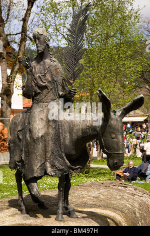 Eine Statue von Jesus Christus in Jerusalem steht außerhalb der Oberammergauer Passionsspiele Theater in Bayern, Deutschland. Stockfoto