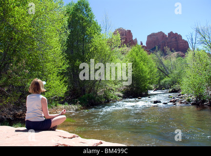 Frau, meditieren auf einem Vortex Punkt Oak Creek River Red Rock State Park nur außerhalb Sedona Arizona USA Kimberly Paumier Herr Stockfoto