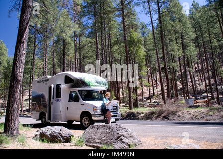 Frau lesen Karte gemietet RV Freizeitfahrzeug Cruise America im Oak Creek Canyon Sedona Arizona USA Kimberly Paumier Herr Stockfoto