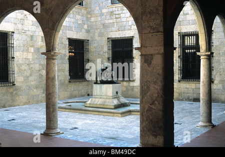 Hof & Bögen der Hôtel de Ville (Rathaus)-Perpignan, w / Bronzeskulptur "La Mediterranée" von Maillol, Perpignan, Frankreich Stockfoto