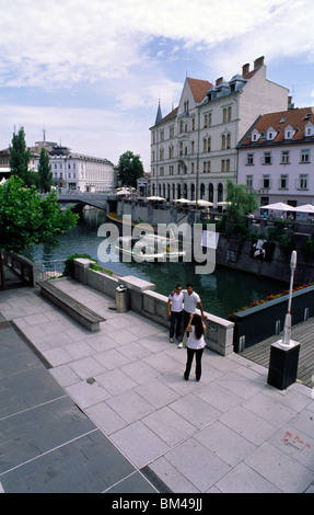 Ljubljana, Slowenien, 15. Juni 2009--Touristen Pose für ein Foto vor dem Fluss Ljubljanica durch Ljubljan fließt Stockfoto