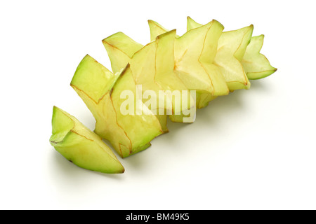 Geschnittene Sternfrüchte auf weißem Hintergrund angeordnet Stockfoto