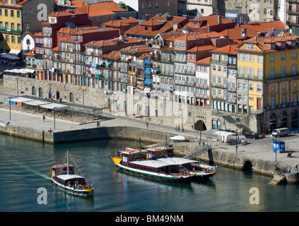 Die Costa Verde, Porto, Portugal, Stadtteil Ribeira auf den Douro mit Port Wein Bargen, jetzt Ausflugsschiffe. Stockfoto