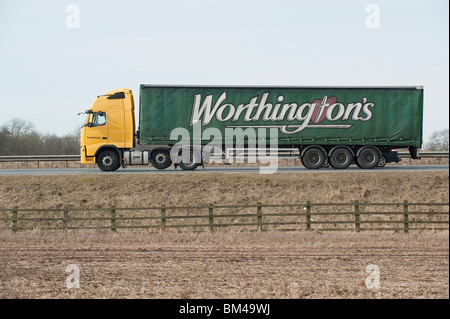 Ein LKW Transport von Gütern für die Worthington, entlang einer Autobahn. Stockfoto