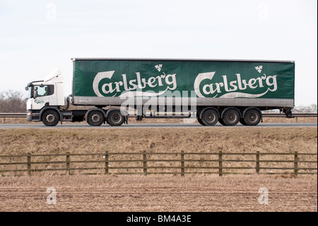 Ein LKW, den Transport von Gütern für Carlsberg, entlang einer Autobahn. Stockfoto